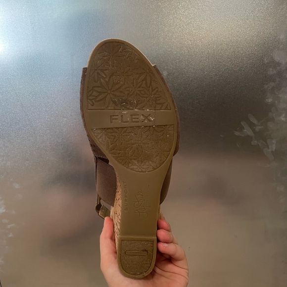 Tan heels - Picture 2 of 5